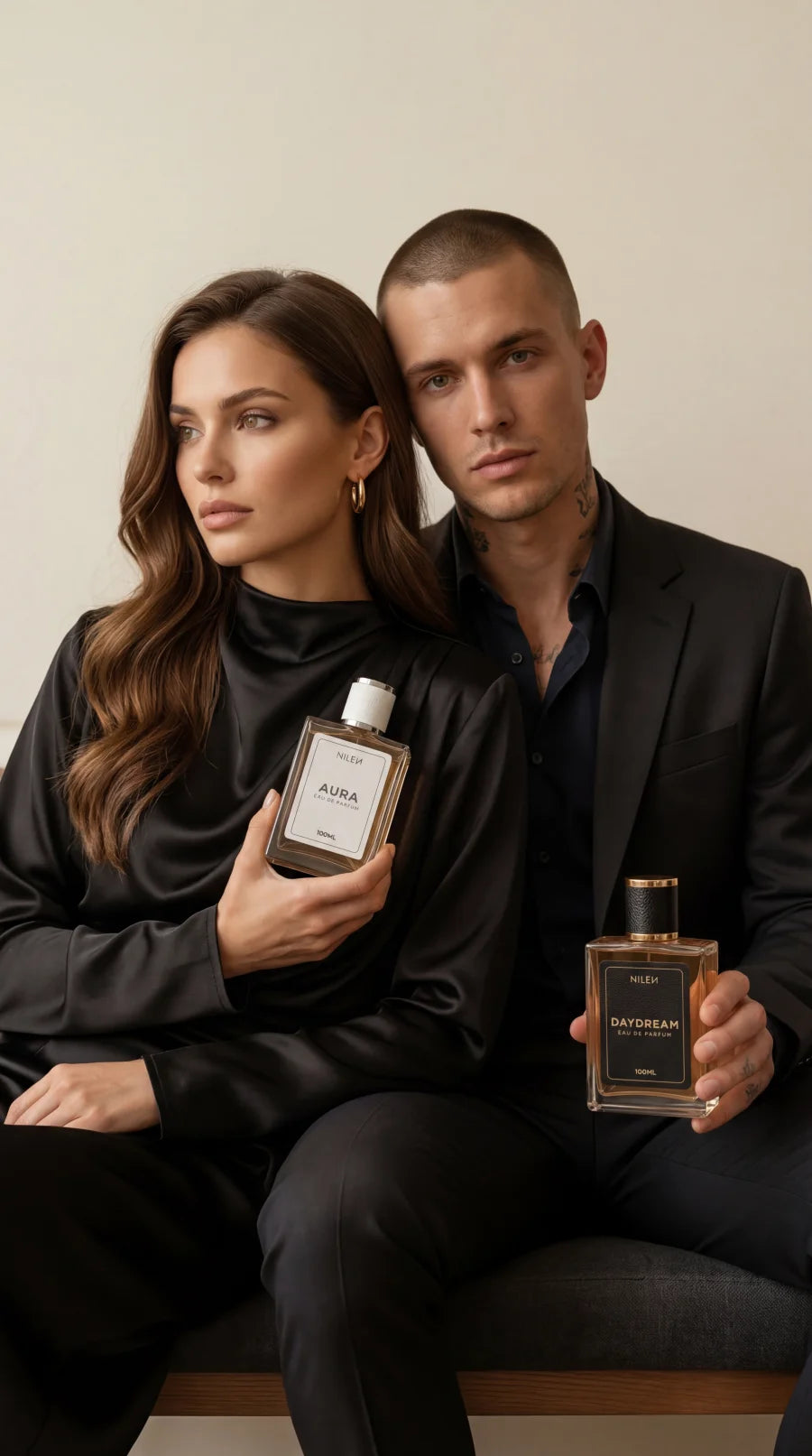 Casal sentado em pose editorial